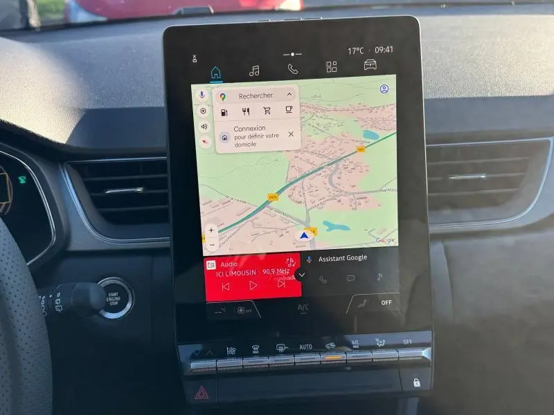 Écran tactile central affichant la navigation GPS et commandes audio du Renault Captur 2025, intérieur moderne noir.