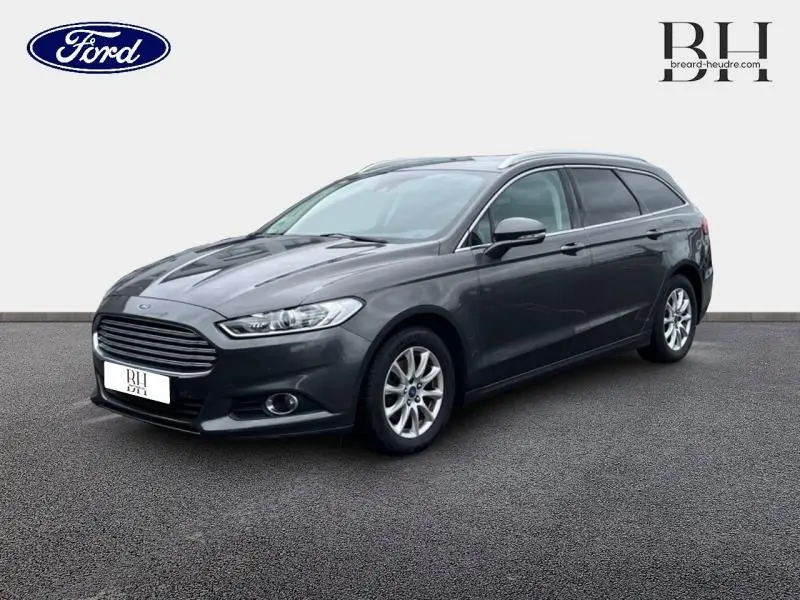 Ford Mondeo SW gris Magnetic vue 3/4 avant droit avec calandre chromée et jantes alu.