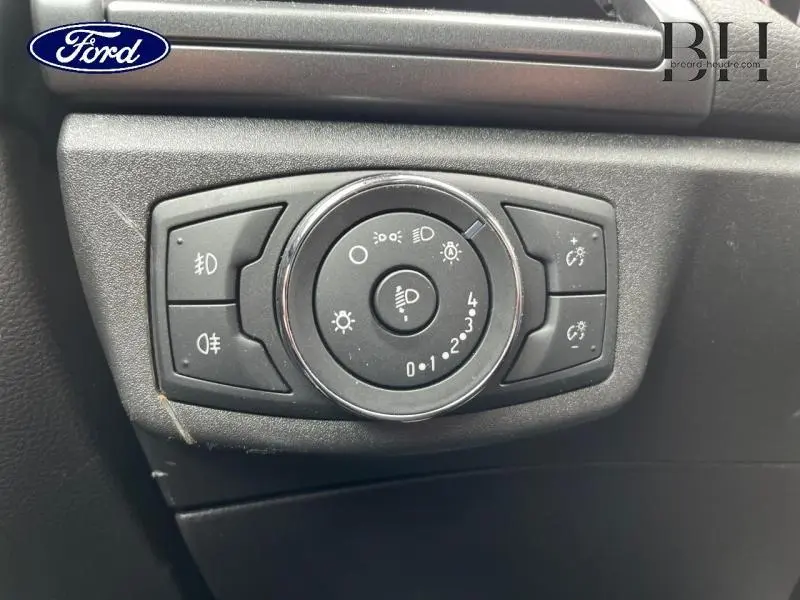 Gros plan sur la commande des phares de la Ford Mondeo SW 2016, avec réglages d'éclairage et boutons de brouillard.