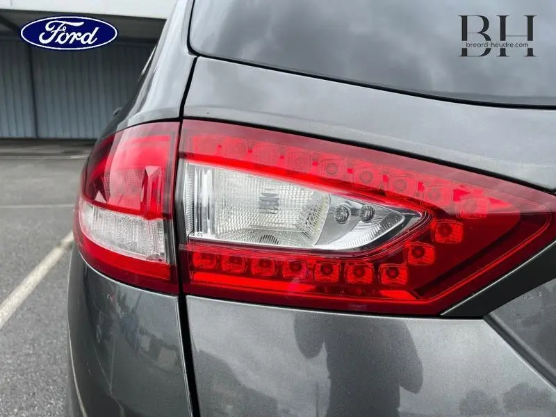 Gros plan sur le feu arrière droit rouge et blanc d’une Ford Mondeo SW gris Magnetic, finition 2016.