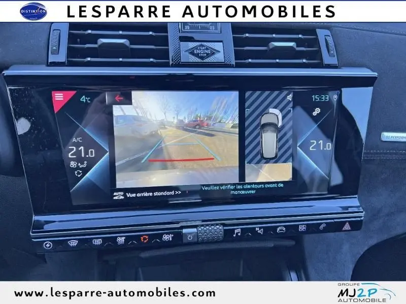 Écran central du DS7 Crossback E-TENSE 225ch montrant la caméra de recul et les réglages climatiques à 21°C.