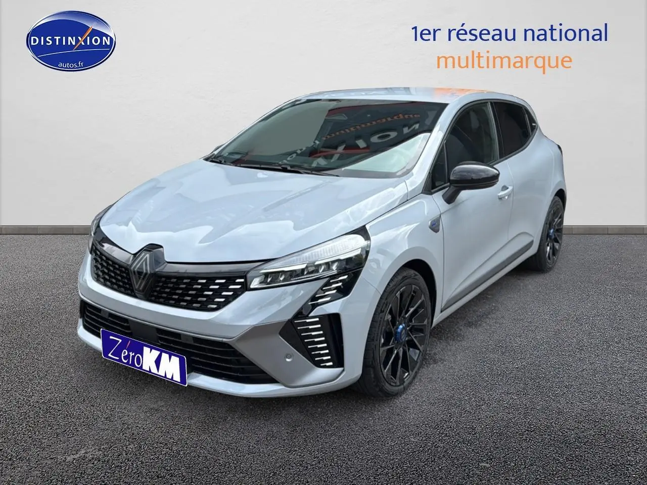 Renault Clio V gris rafale vue 3/4 avant droit avec jantes alu esprit alpine noires et calandre chromée