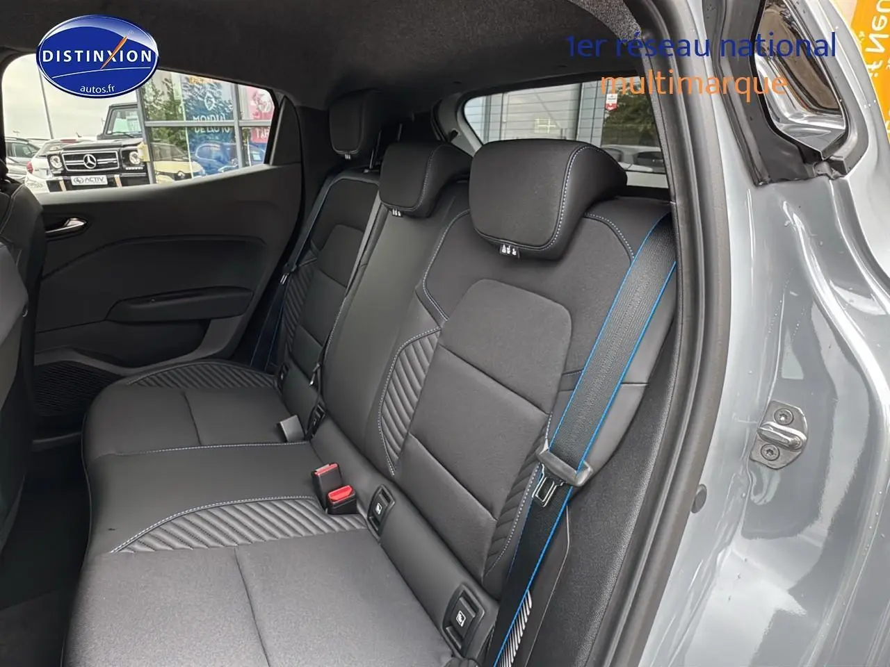 Vue côté droit de la banquette arrière en cuir noir avec surpiqûres bleues de la Renault Clio V gris rafale.