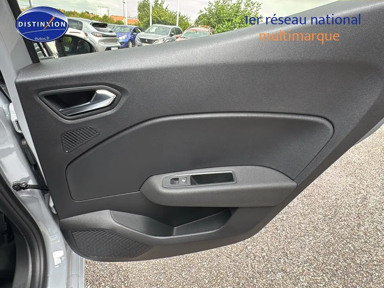 Porte intérieure côté gauche de la Renault Clio V gris rafale, avec poignée et commande de vitre électrique.