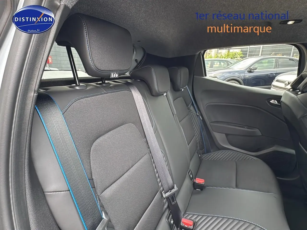 Banquette arrière en cuir noir avec surpiqûres bleues de la Renault Clio V gris rafale, vue côté gauche intérieur arrière.