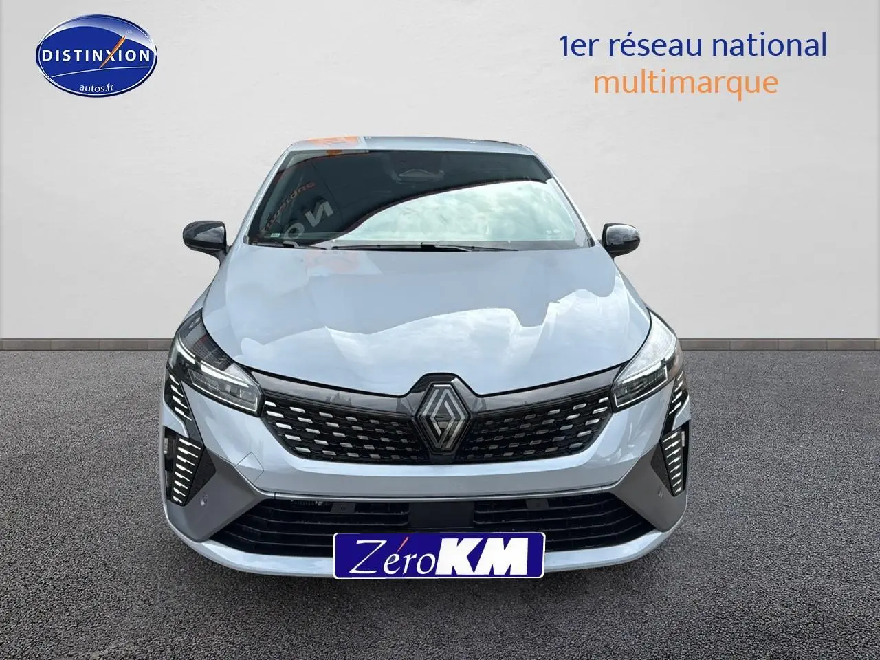 Renault Clio V gris rafale vue de face avec calandre noire et feux LED verticaux allumés