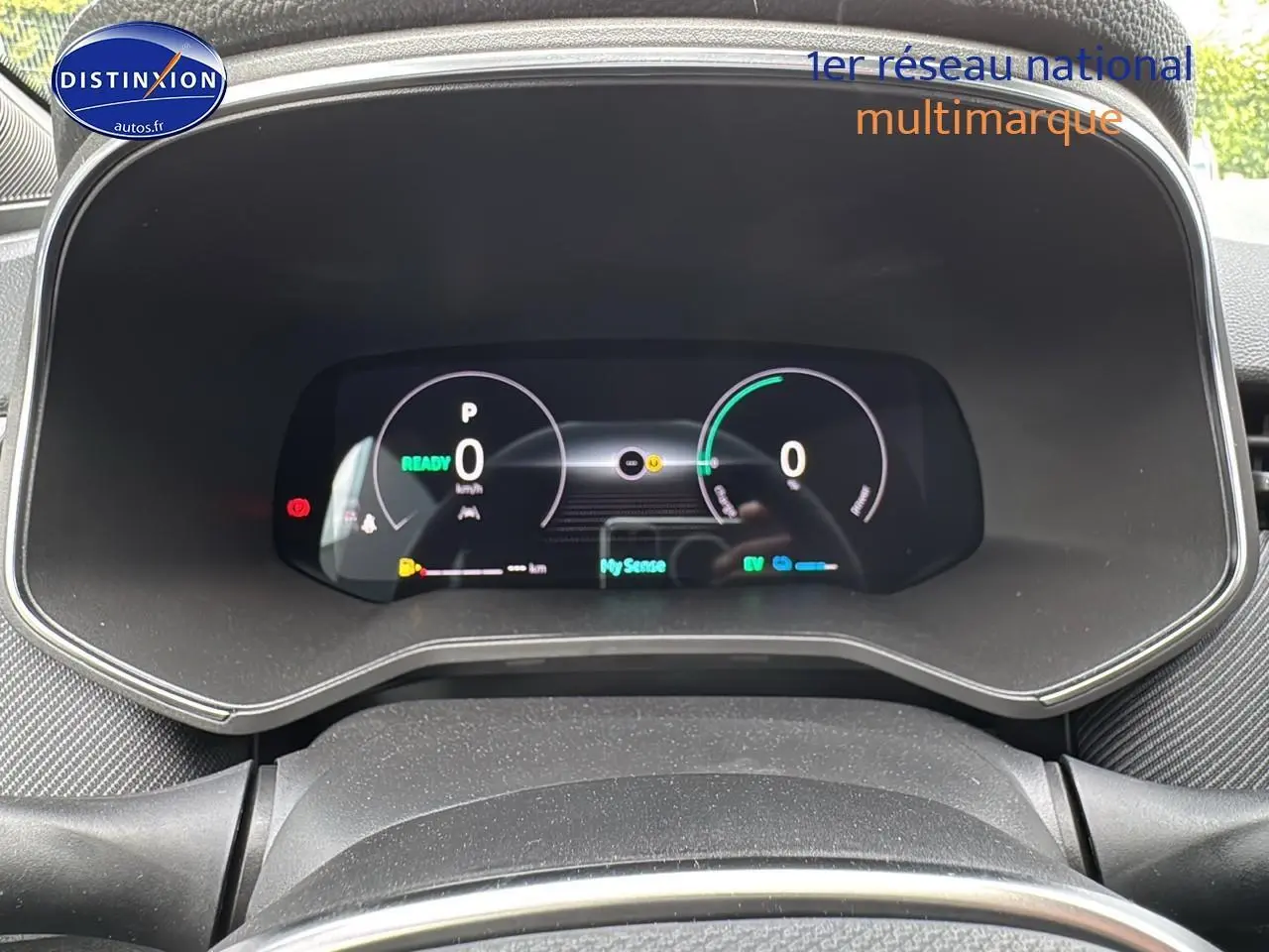 Tableau de bord numérique de la Renault Clio V hybride 2025, affichage multifonction clair et moderne.