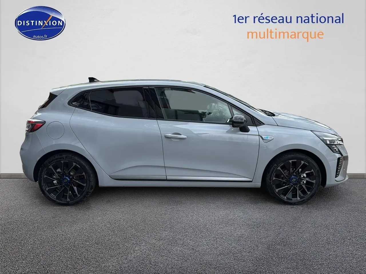 Profil droit de la Renault Clio V gris rafale avec jantes alu noires esprit Alpine sur fond neutre.