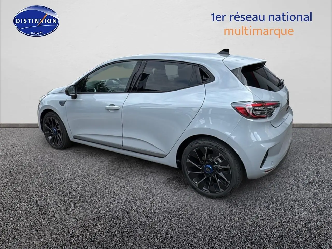 Renault Clio V gris rafale vue de profil côté gauche avec jantes alu noires esprit Alpine.