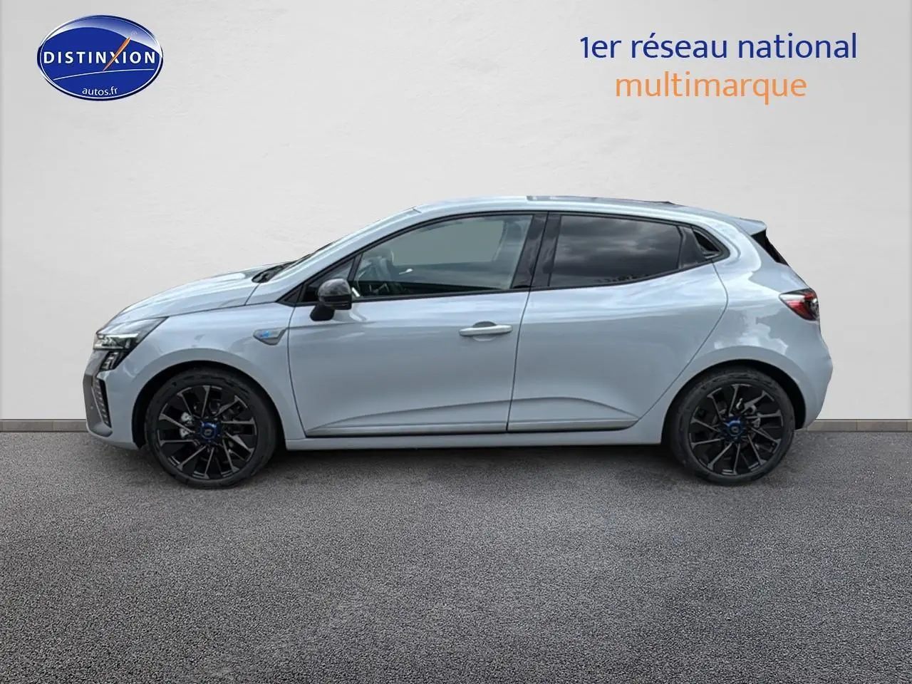 Profil droit d'une Renault Clio V gris rafale avec jantes alu noires esprit alpine sur fond neutre.