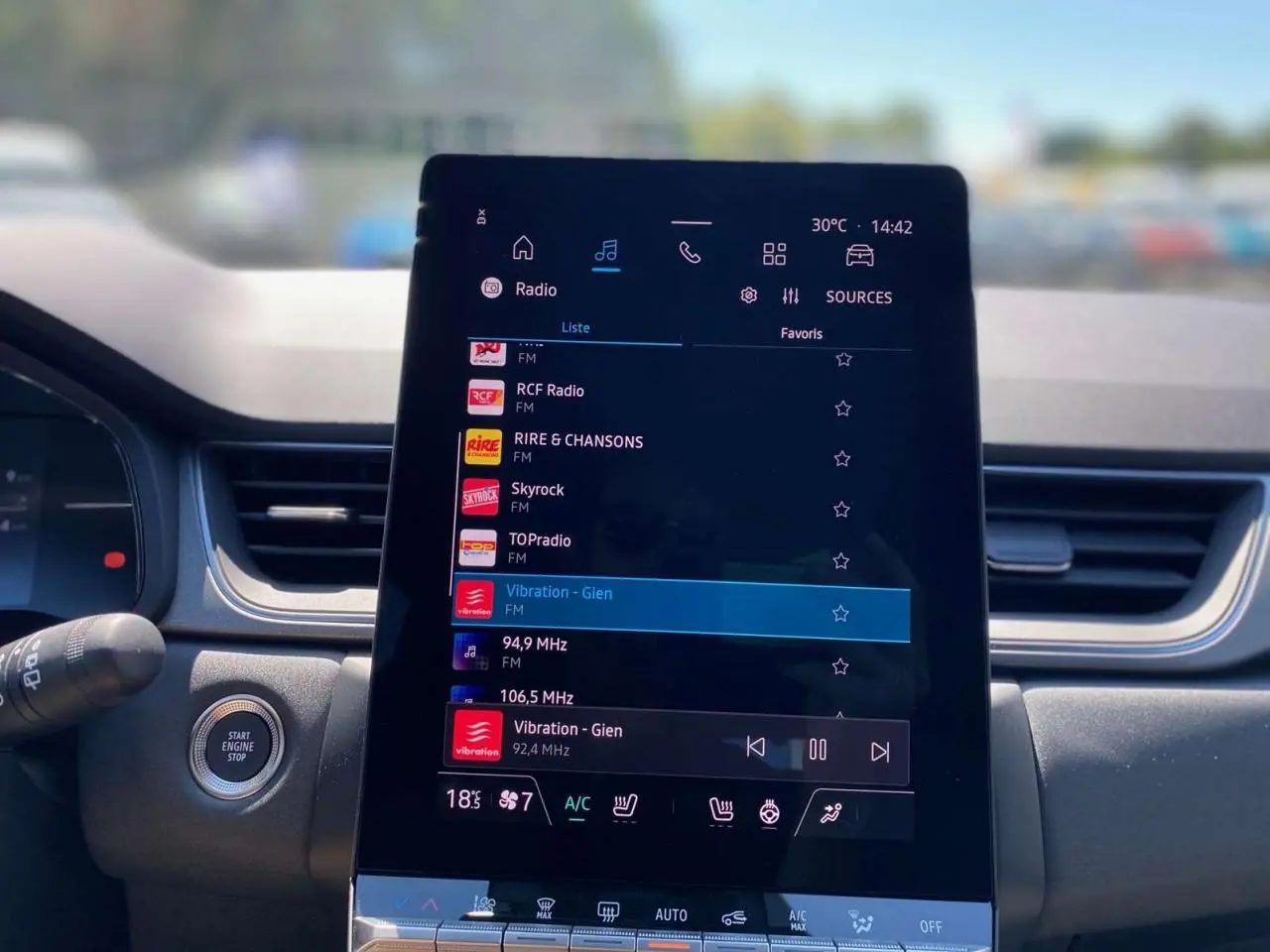 Écran tactile central du tableau de bord du Renault Captur 2025, affichant les stations radio FM.