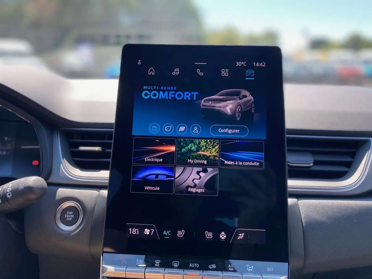 Écran tactile central du tableau de bord du Renault Captur 2025 affichant le mode Multi-Sense Comfort.