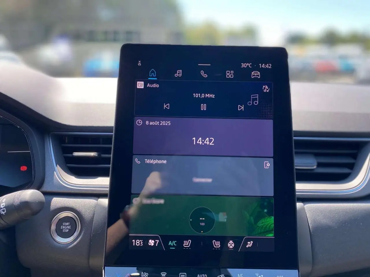 Écran tactile central vertical du tableau de bord du Renault Captur 2025, avec commandes climatisation et multimédia visibles.