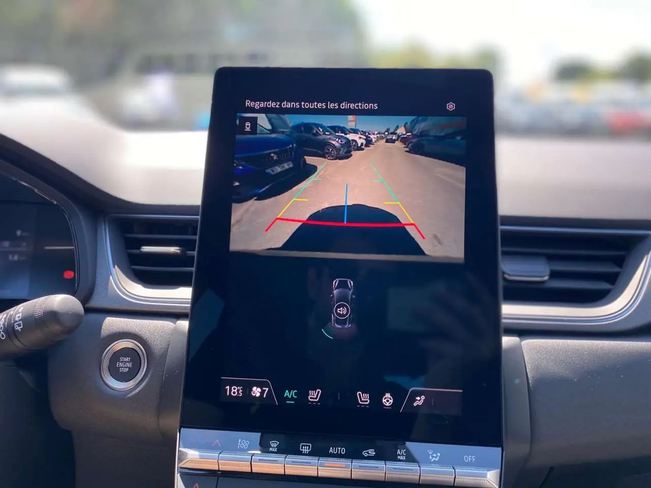 Écran central tactile du tableau de bord du Renault Captur 2025 affichant la caméra de recul en extérieur lumineux.