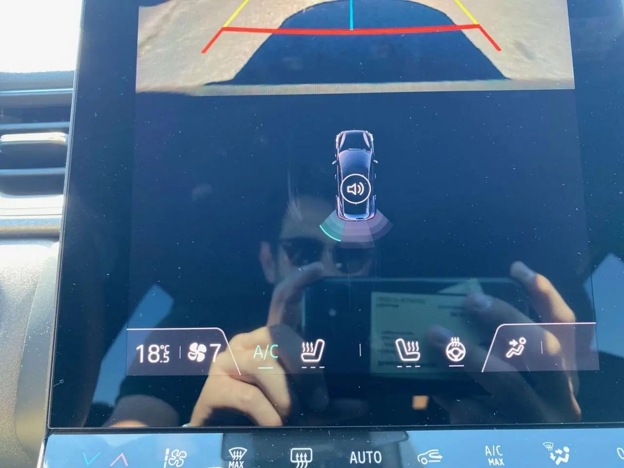 Écran tactile central du Renault Captur 2025 montrant la caméra de recul et commandes climatisation à 18,5°C avec sièges chauffants.