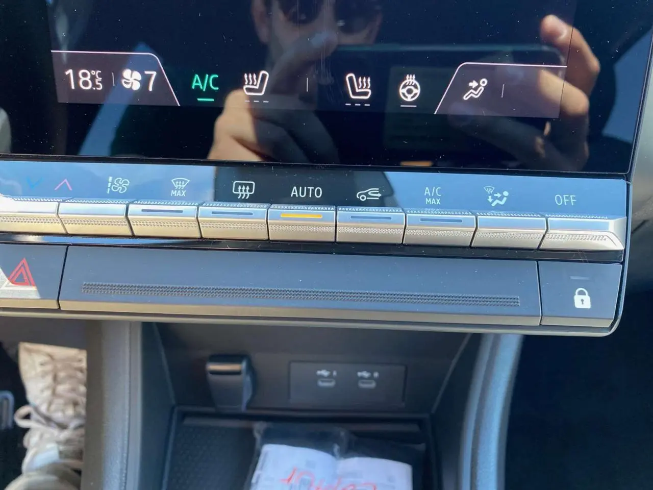 Gros plan sur la console centrale du Renault Captur 2025, montrant les commandes climatisation et ports USB.