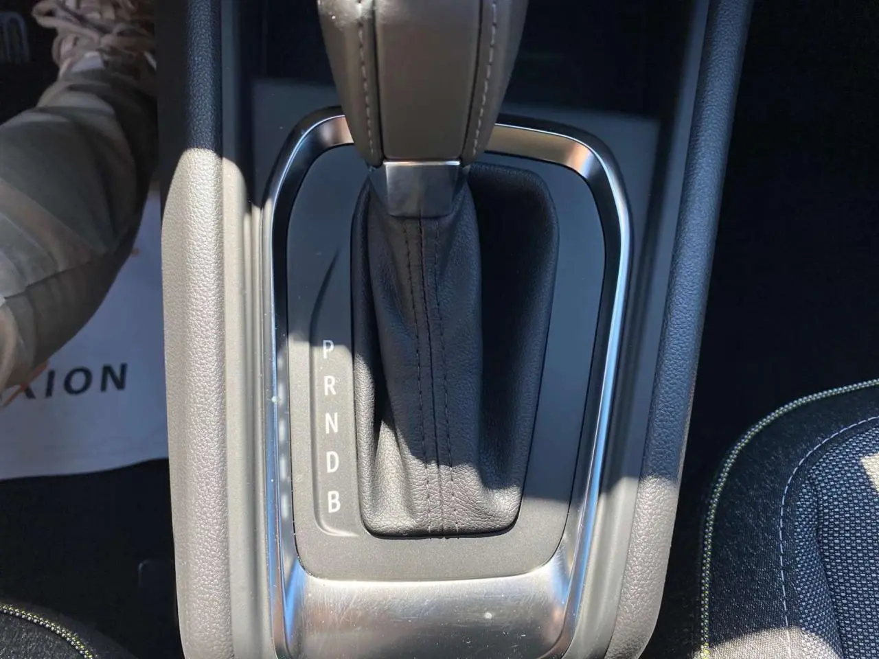 Gros plan sur la commande de boîte automatique noire du Renault Captur 2025, finition Techno, avec coutures visibles.