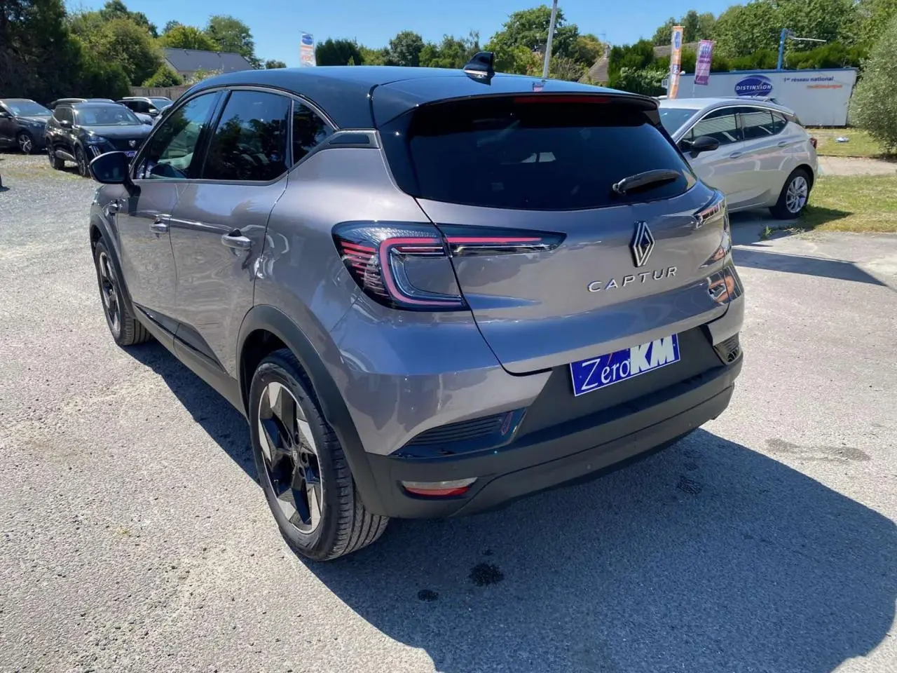 Vue 3/4 arrière droite du Renault Captur gris Cassiopée avec toit noir et feux arrière LED distinctifs.