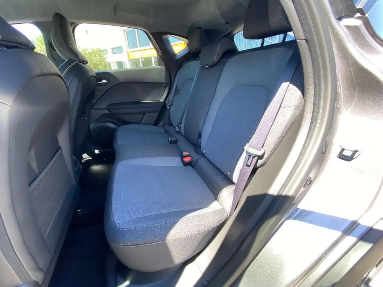 Vue côté droit de la banquette arrière en tissu bleu et noir du Renault Captur 2025 gris Cassiopée toit noir.