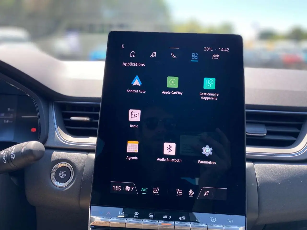Écran tactile central du tableau de bord du Renault Captur 2025, affichant Android Auto et Apple CarPlay.