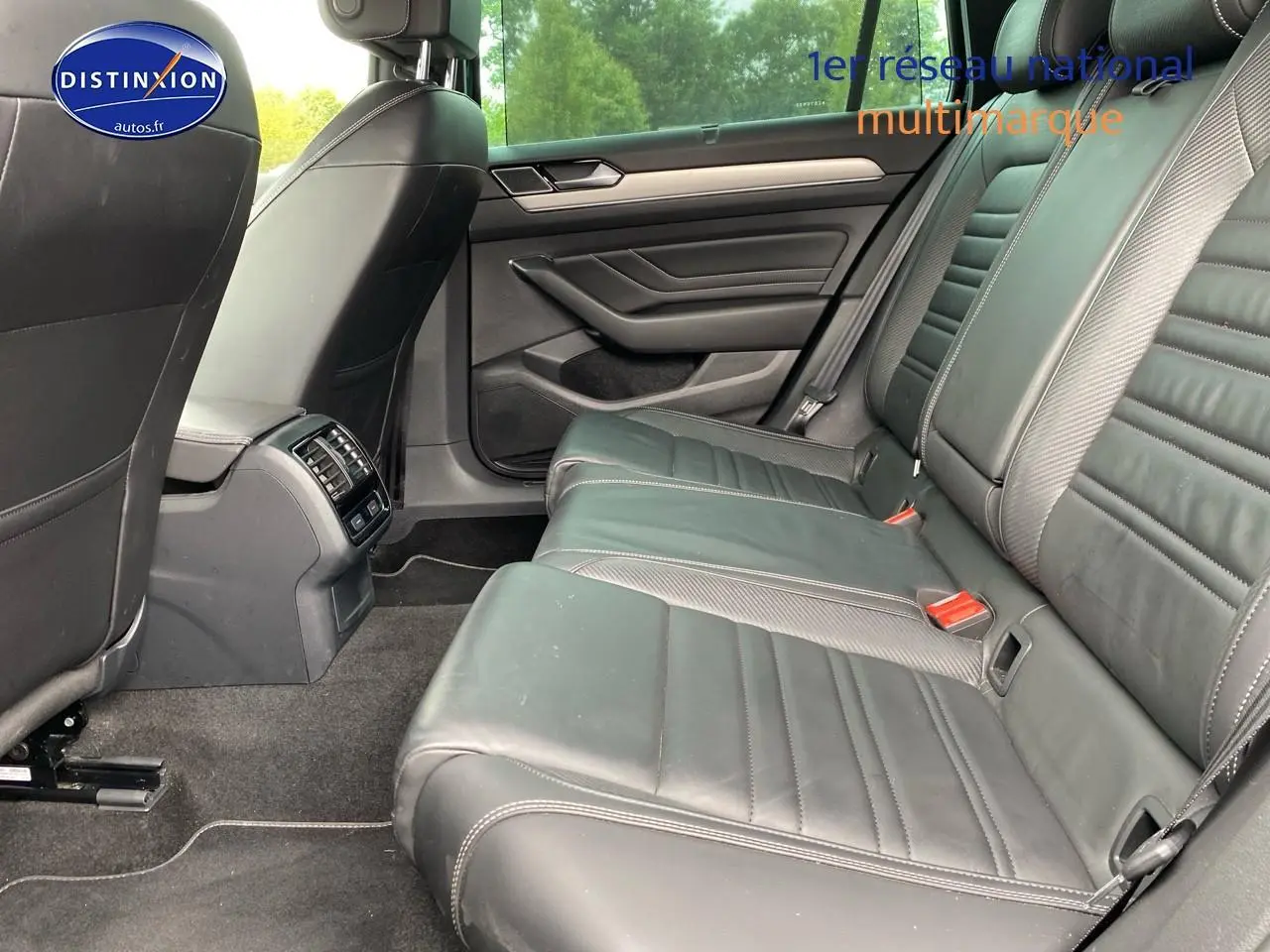 Vue intérieure côté droit des sièges arrière en cuir noir de la Volkswagen Passat SW 2.0 TDI R-Line 2021.