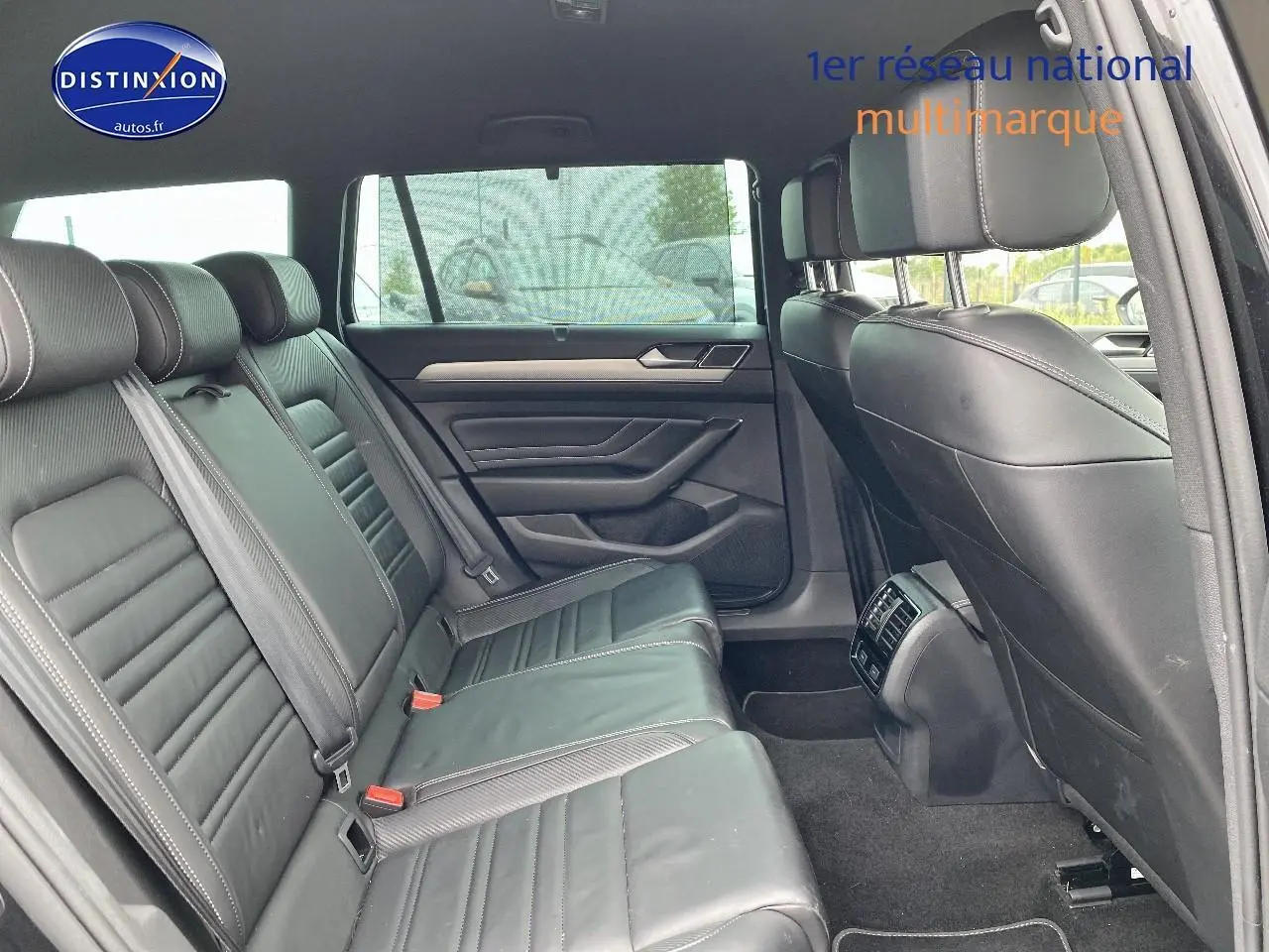 Vue intérieure côté droit des sièges arrière en cuir noir de la Volkswagen Passat SW 2.0 TDI R-Line 2021.