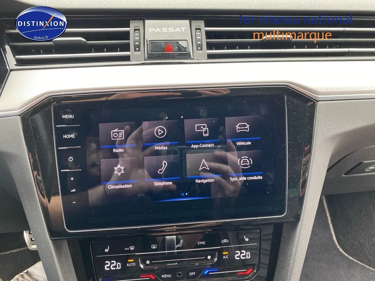 Vue rapprochée de la console centrale de la Volkswagen Passat SW 2021 noire, avec écran tactile et commandes climatisation.