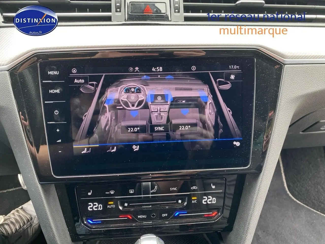 Écran tactile central affichant la climatisation de la Volkswagen Passat SW 2.0 TDI noir, vue intérieure du tableau de bord.