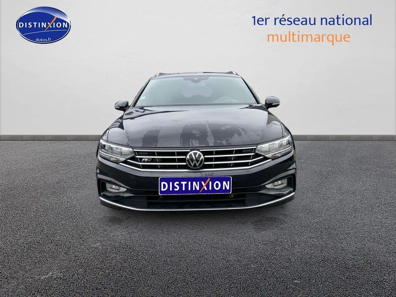 Volkswagen Passat SW noire vue de face avec calandre chromée et logo VW bien visible.