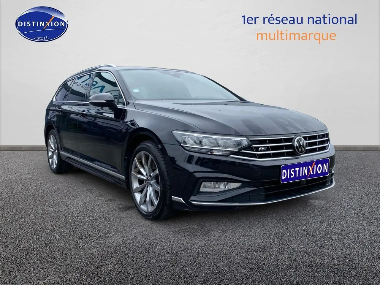 Volkswagen Passat SW noire vue en 3/4 avant droit avec jantes alu et calandre chromée.