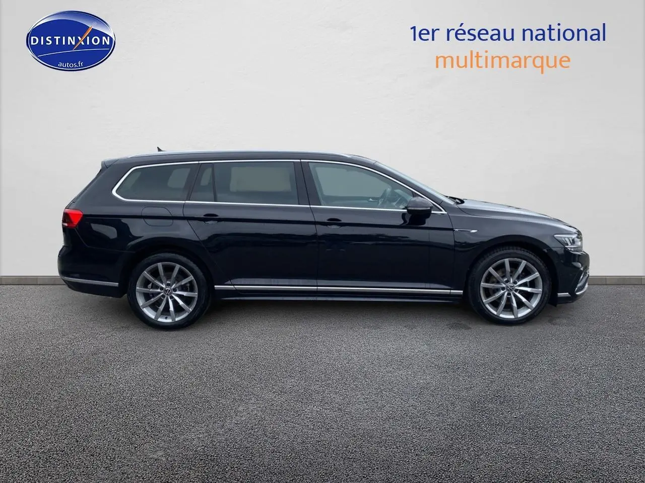Profil droit d'une Volkswagen Passat SW noire 2021 finition R-Line avec jantes alliage et vitres teintées.