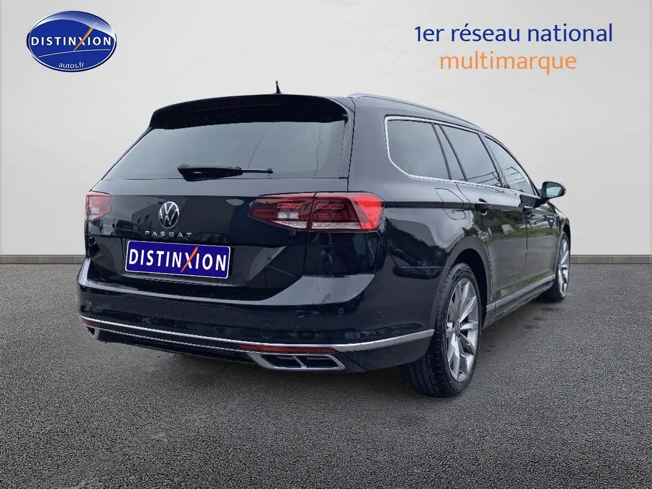 Volkswagen Passat SW noire vue 3/4 arrière droit avec feux arrière LED et jantes alu visibles