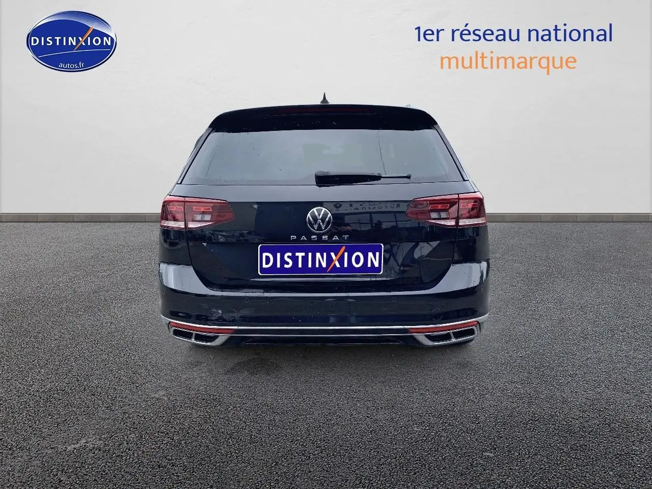 Vue arrière d'une Volkswagen Passat SW noire avec feux LED et double sortie d'échappement chromée.