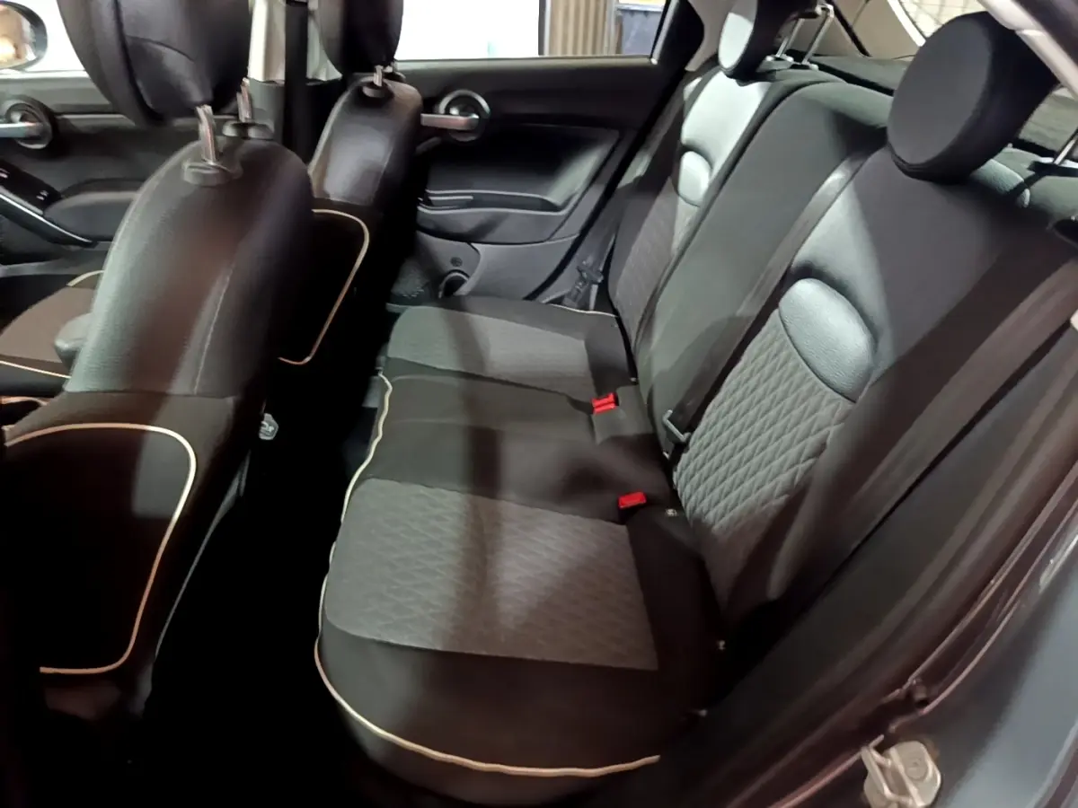 Vue intérieure côté droit des sièges arrière gris foncé avec surpiqûres claires de la FIAT 500X 2019 City Cross.
