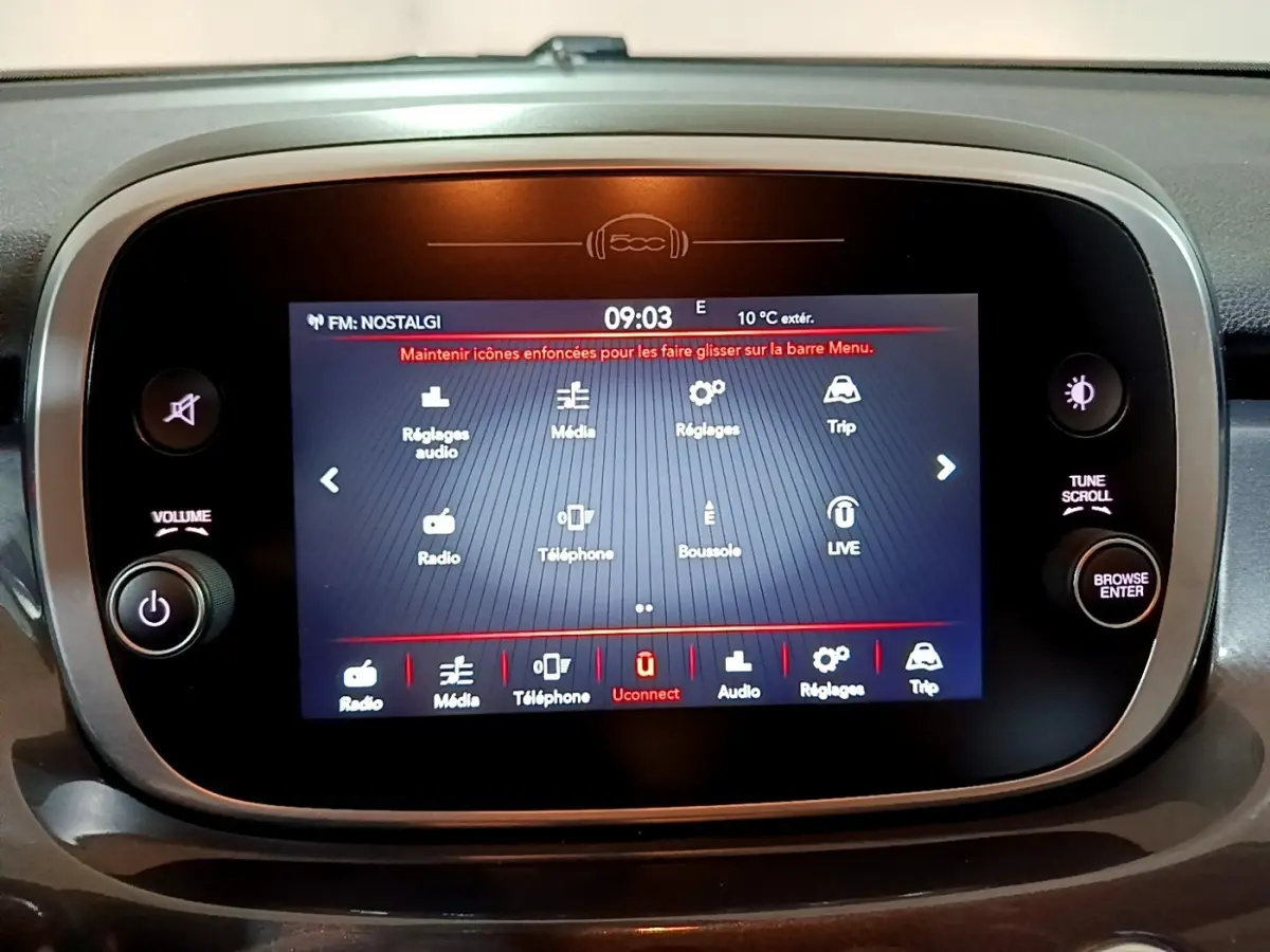 Écran tactile central allumé du tableau de bord d'une Fiat 500X gris foncé, affichant le menu multimédia.