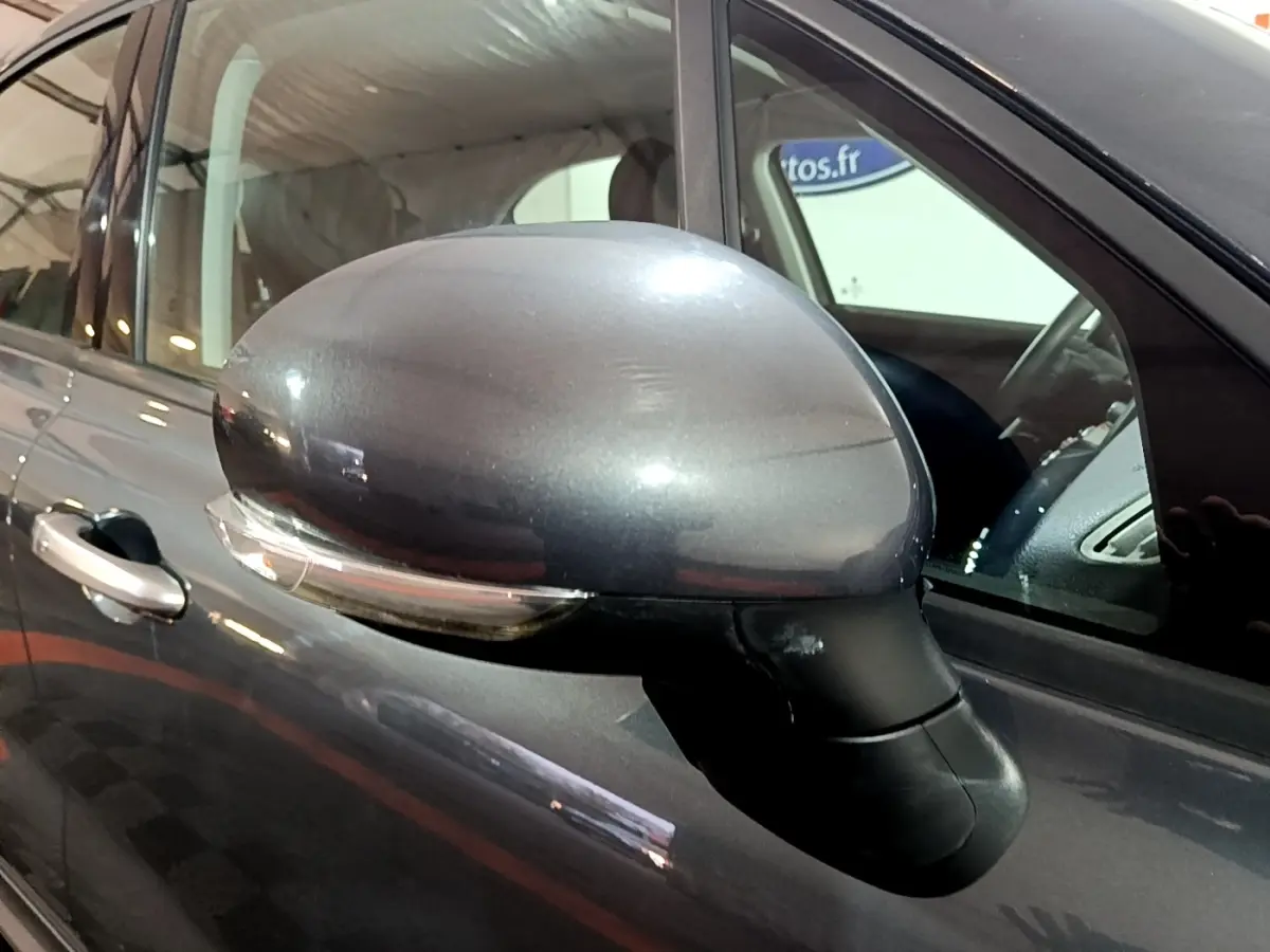 Rétroviseur droit gris foncé de la FIAT 500X 2019, avec clignotant intégré, vue rapprochée côté conducteur.
