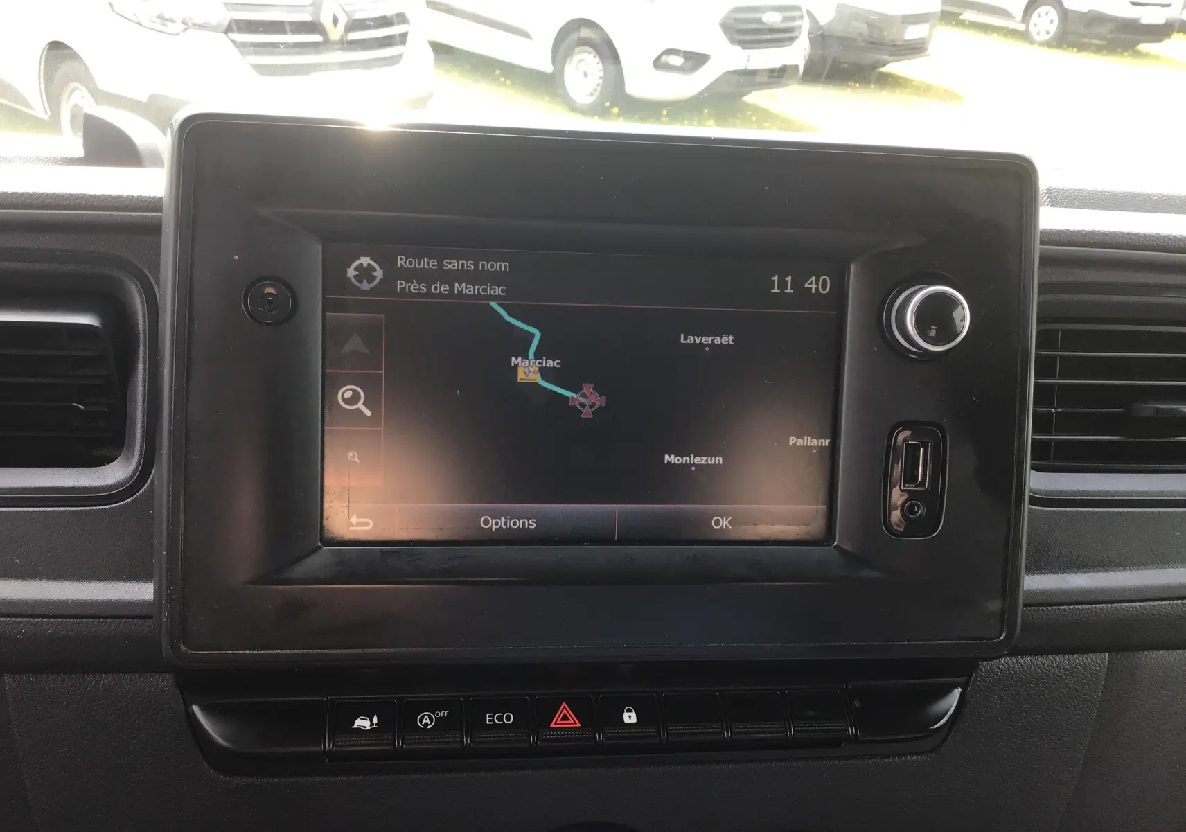 Écran tactile central du Renault Master blanc 2023 affichant un GPS avec carte et options de navigation.