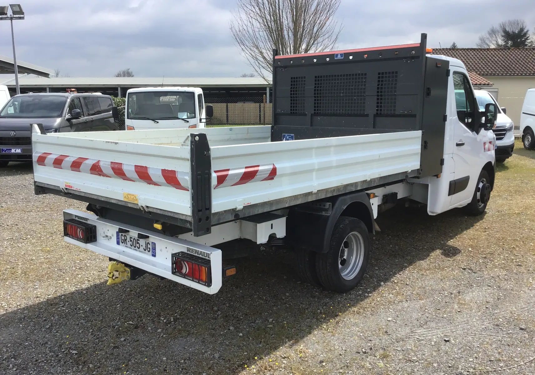 Renault Master Châssis cabine blanc vu en 3/4 arrière droit, avec benne et coffre, roues jumelées et marquages rouges.