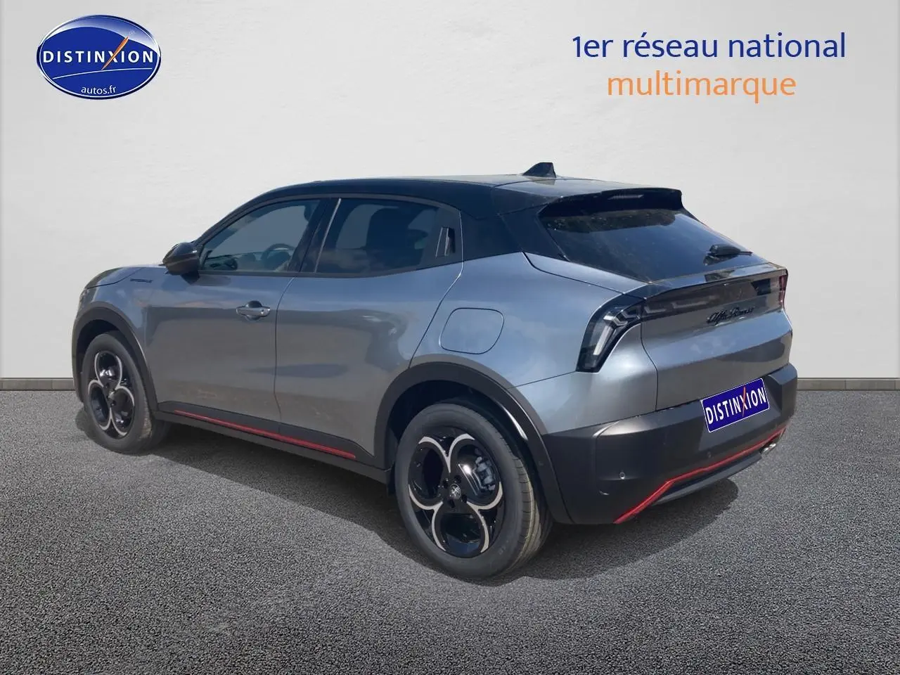 Vue 3/4 arrière droite de l'Alfa Romeo Junior 1.2 hybride gris/noir avec jantes alliage et feux arrière LED.