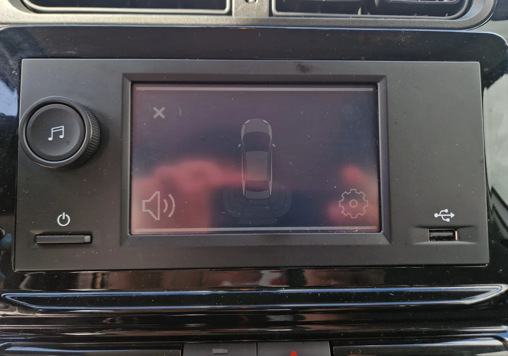 Écran tactile central de la Citroën C3 Société blanc 2021, affichant l'aide au stationnement avec commandes autour.