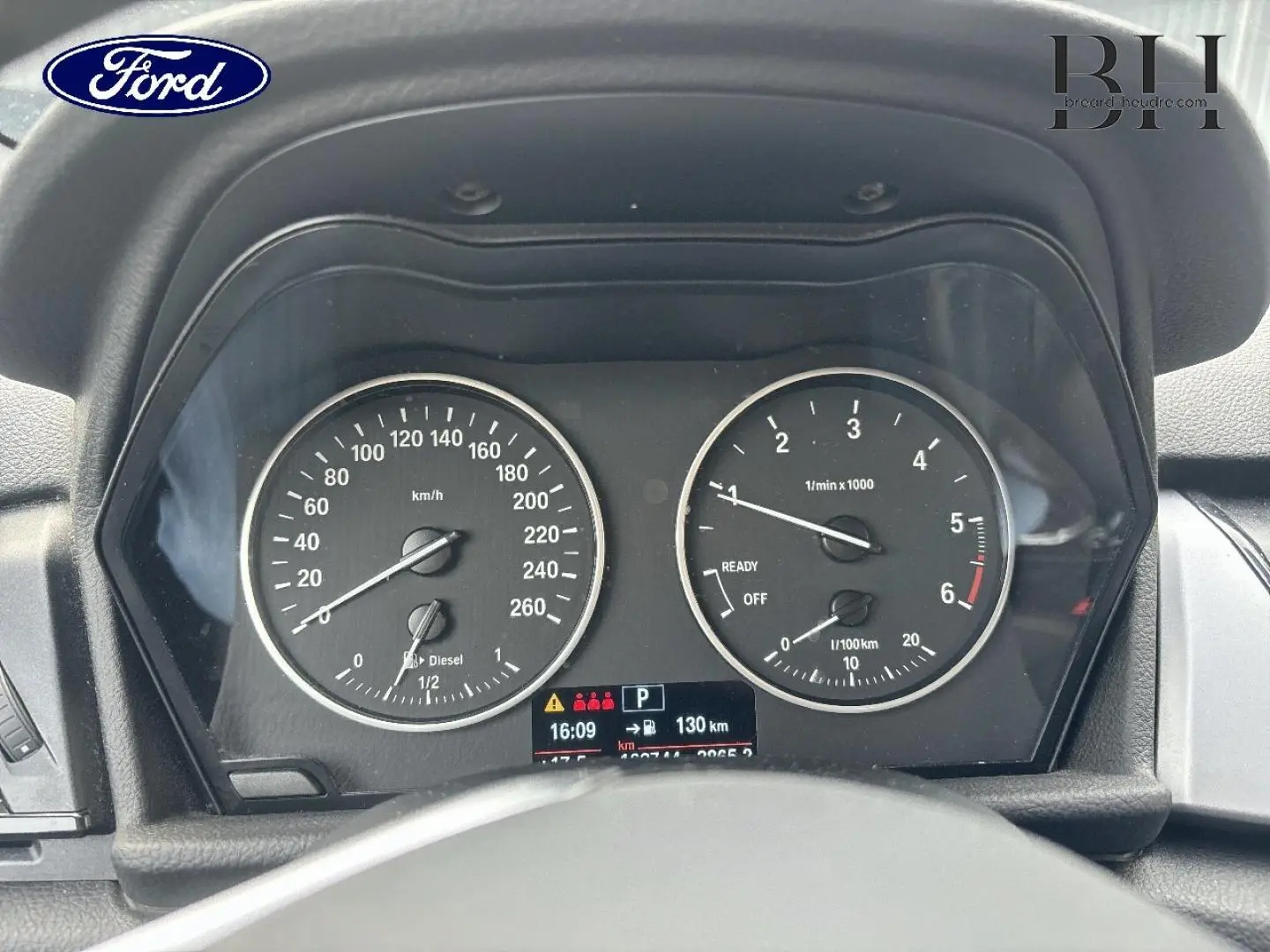 Vue rapprochée du tableau de bord de la BMW Série 2 Active Tourer 216dA 2015, avec compte-tours et compteur de vitesse Diesel.