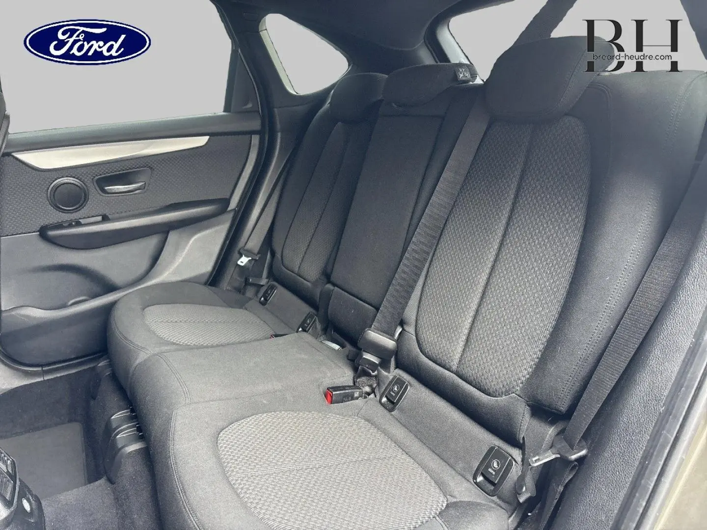 Vue intérieure sur la banquette arrière en tissu anthracite avec ceintures et fixations Isofix visibles.
