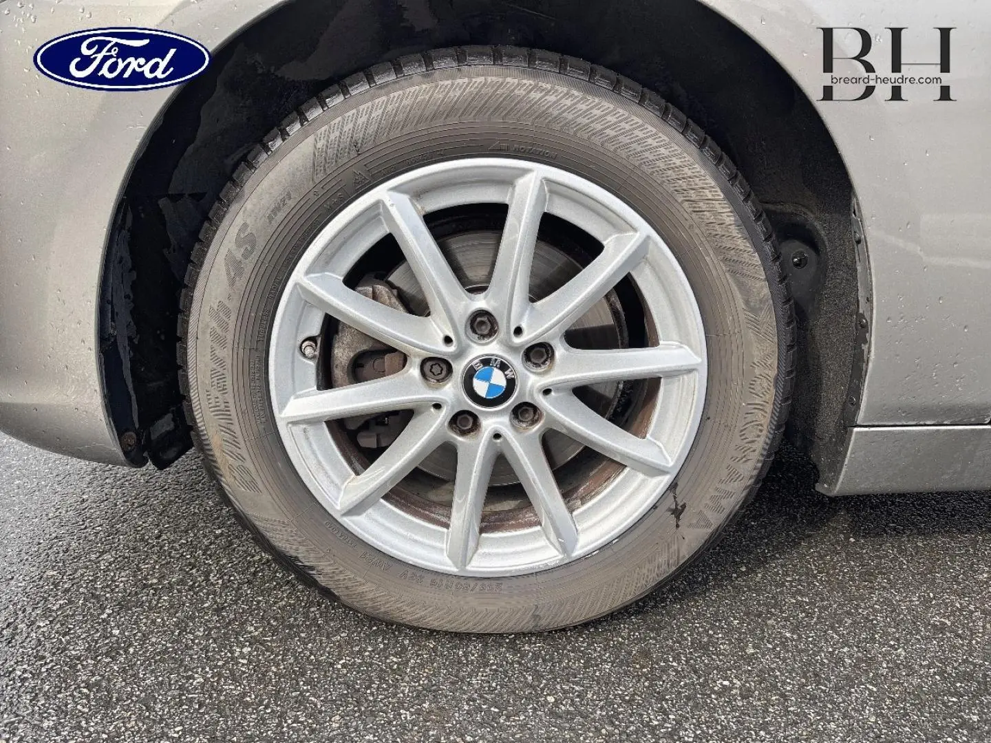 Gros plan sur la roue avant droite d'une BMW Série 2 Active Tourer platinumsilber avec jante alu à 10 branches.