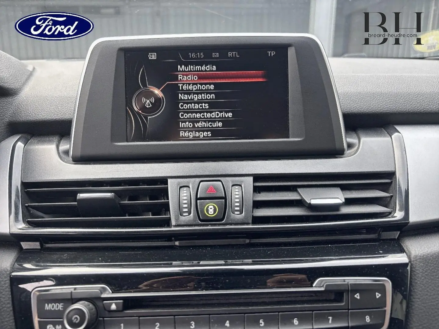 Vue rapprochée de l’écran central et des commandes de la console d’une BMW Série 2 Active Tourer 216dA 2015, finition Business.