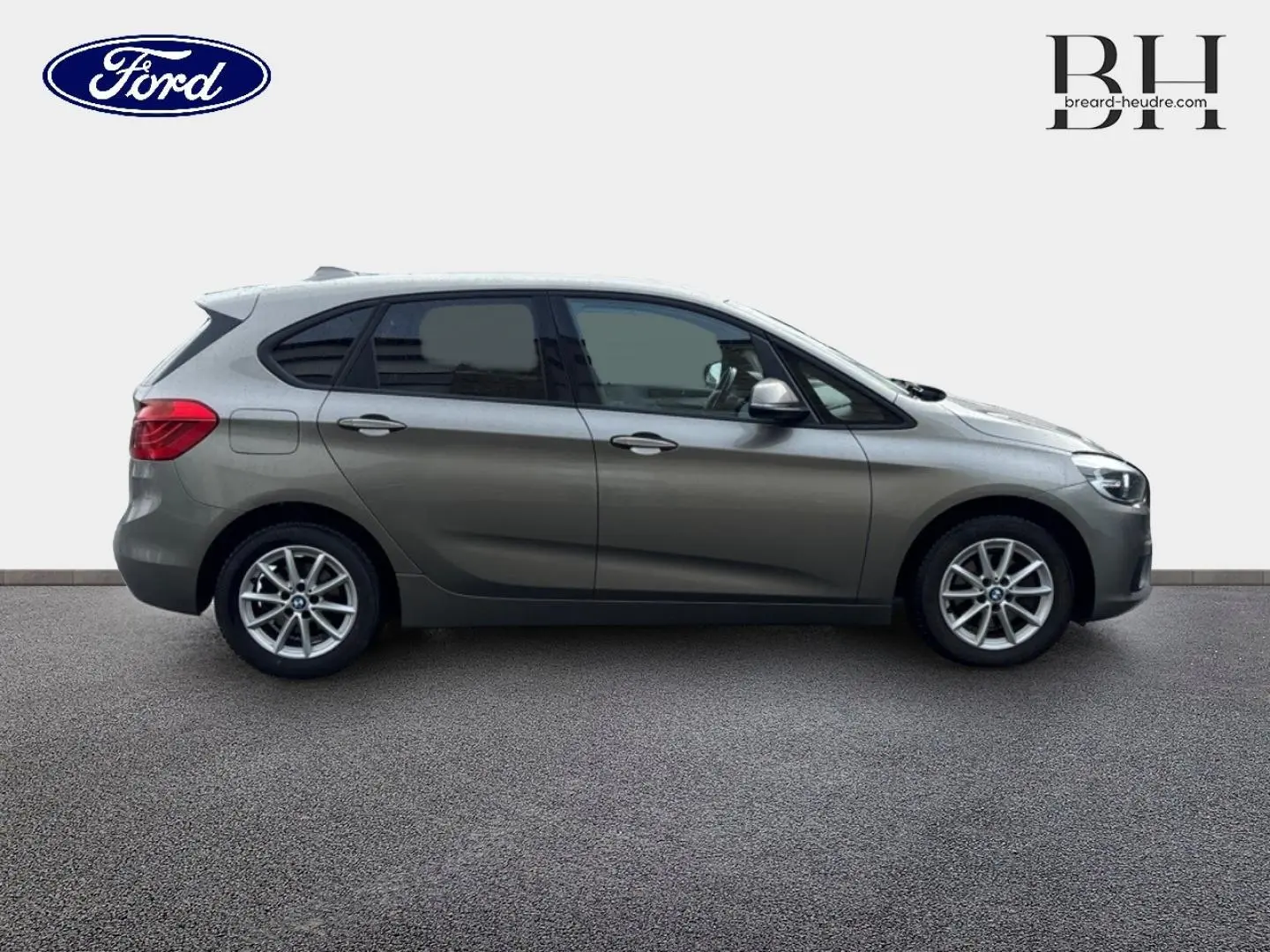 BMW Série 2 Active Tourer 216dA 2015 vue profil côté gauche en Platinumsilber avec jantes alu et vitres teintées.
