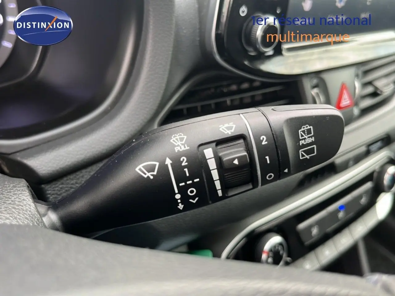 Gros plan sur la commande d’essuie-glace côté droit dans l’habitacle d’une Hyundai i30 blanche nacrée 2023.