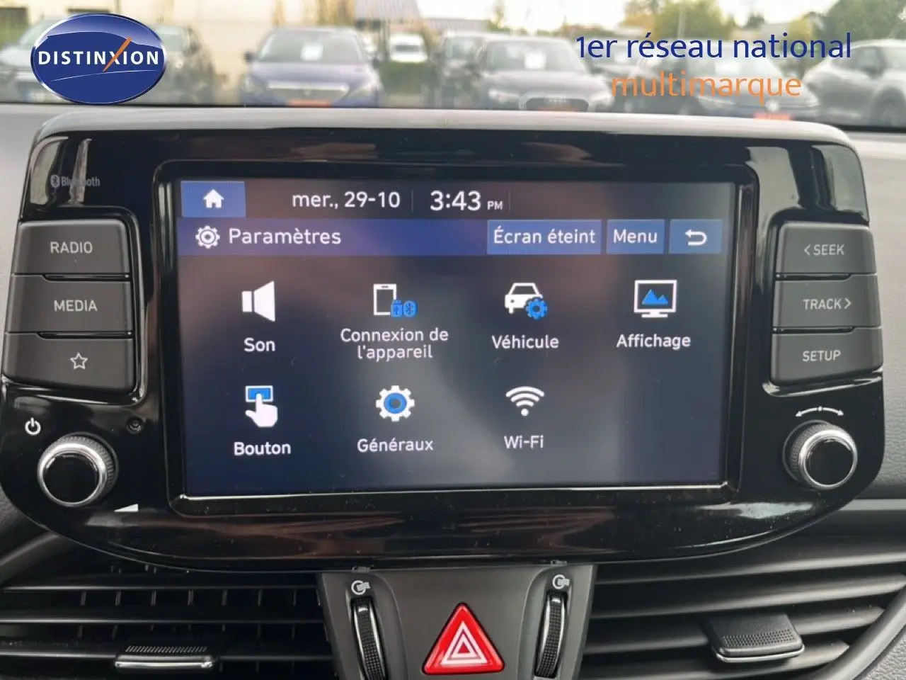 Écran tactile central du tableau de bord de la Hyundai i30 2023, affichant les paramètres du véhicule.