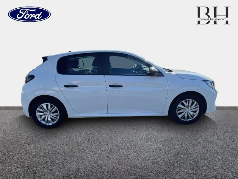 Profil droit d'une Peugeot 208 AFFAIRE 1.5 BlueHDi 100 Premium blanche Banquise avec enjoliveurs et vitres teintées arrière.