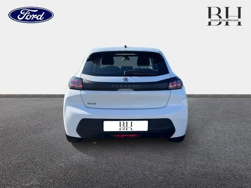 Vue arrière d'une Peugeot 208 AFFAIRE blanche Banquise, avec feux arrière noirs et logo Peugeot visible.