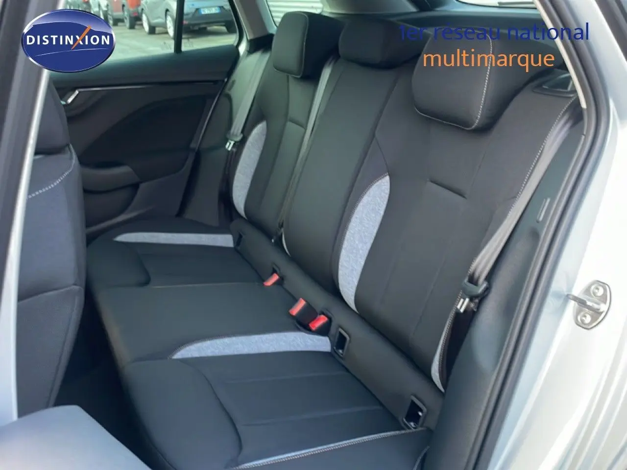 Vue intérieure du siège arrière côté droit d’un Skoda Kamiq gris argent, avec sellerie tissu noir et inserts gris clair.